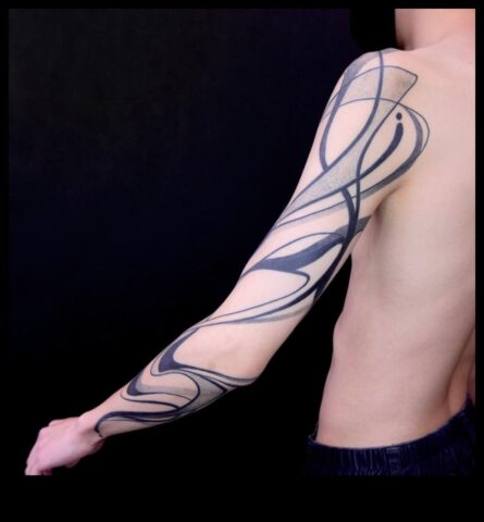 Удебелени щрихи Изкуството в съответствие с големите татуировки в съответствие с ръцете