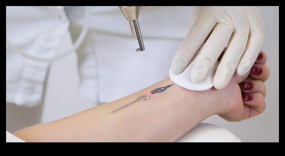 Впечатления от мастило: значими истории, гравирани върху платното на китката