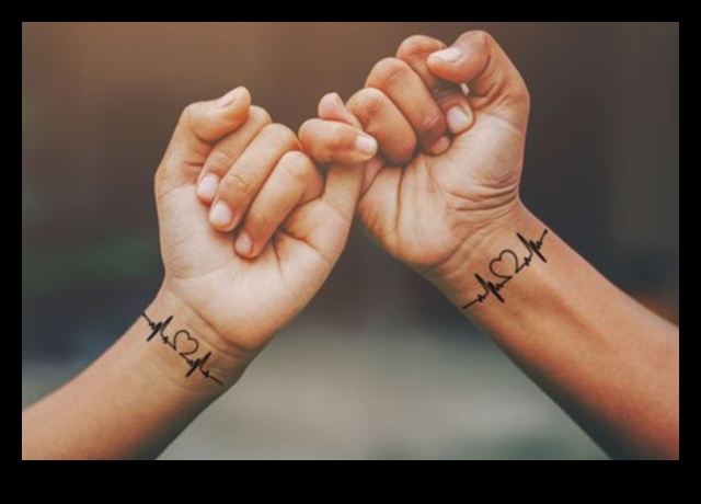 Шепот на любов двойка татуировки, които говорят език на преданост 2 Шепот на любовта: Двойка татуировки, говорещи език на преданост