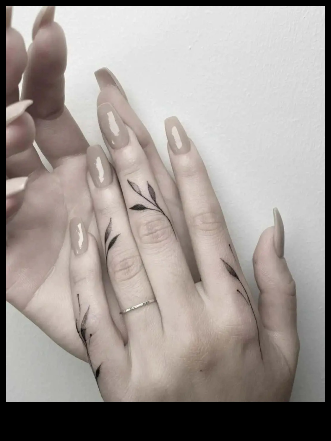 Микро шедьоври: Потопете се в очарованието на елегантността на татуировката на пръстите