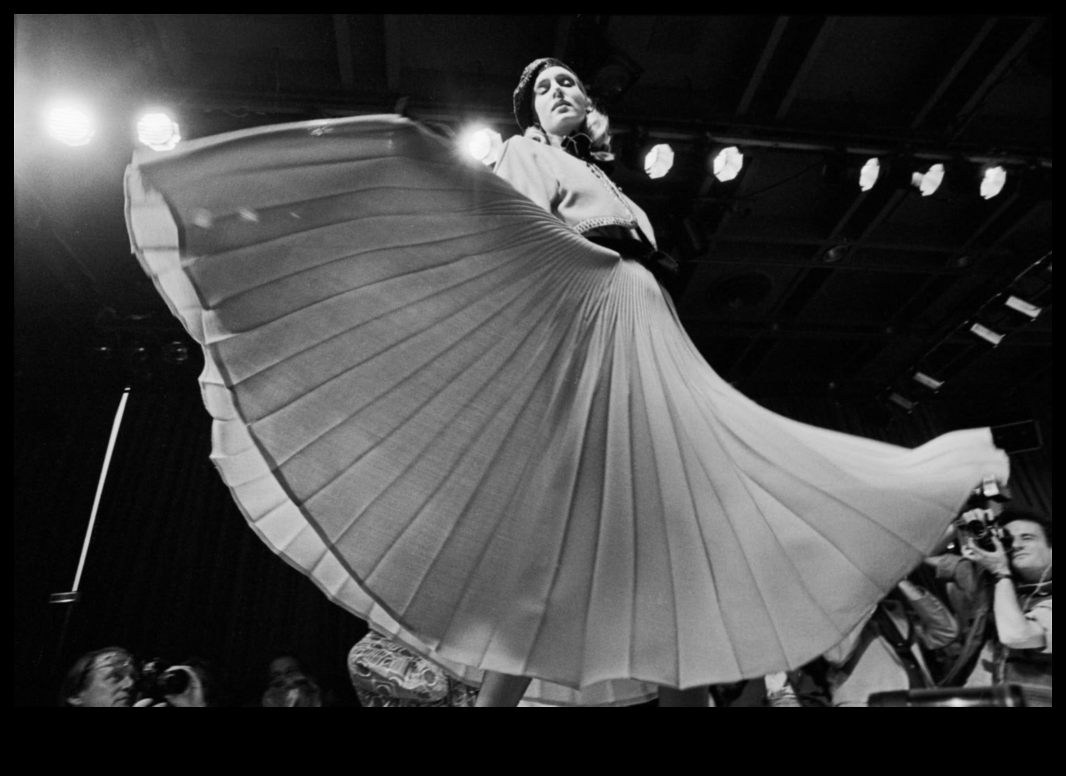 Couture Chronicles: Потопете се в историята на модерната мода