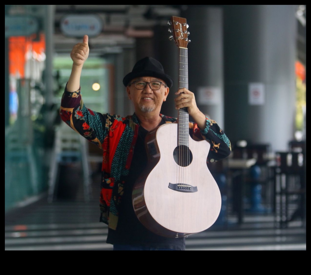 Busker's Bliss Радостта от правенето на музика по време на пътуване 3 Блаженството на Бъскър: Музикални моменти сред шума на обществения транспорт