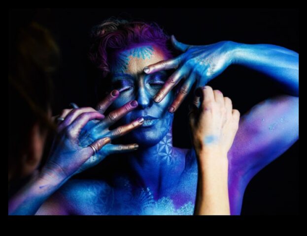 Artful Fusion Where Creativity Meets the Human Canvas Поглед в противовес на пресечната обхват в съответствие с изкуството и човешкото рамка, от бодипейнтинг колкото пърформанс арт.