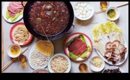 Ориз и подправки Основни азиатски кухненски творения Кулинарно приключение около вкусовете според Азия, от огнената жега според Съчуан колкото деликатната сладост според тайландската деликатеси.