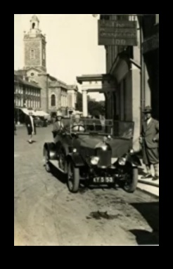 Немодерен коли и велосипеди Приключение без не климат около безкрайните пътища